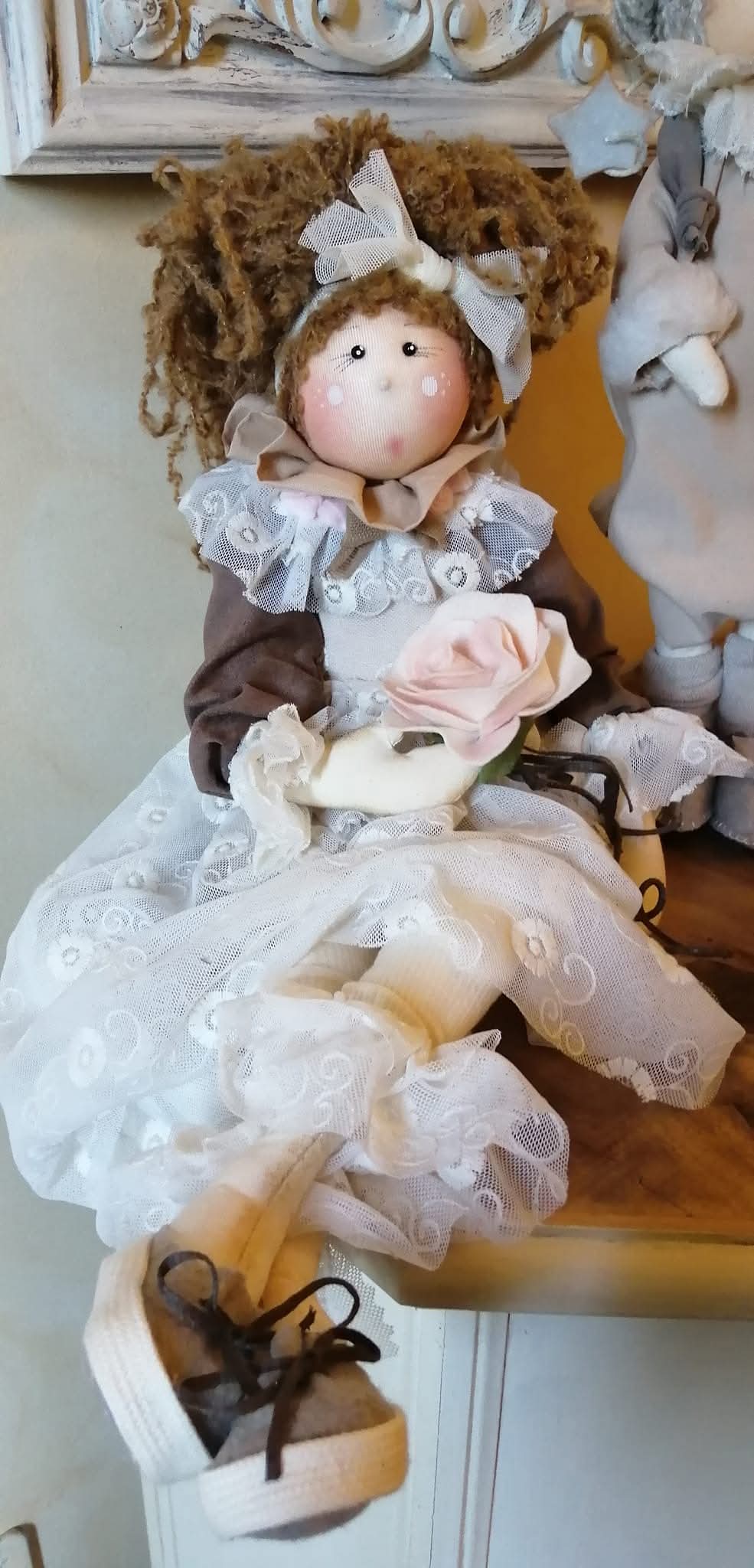 Bambola in merletto con rosa