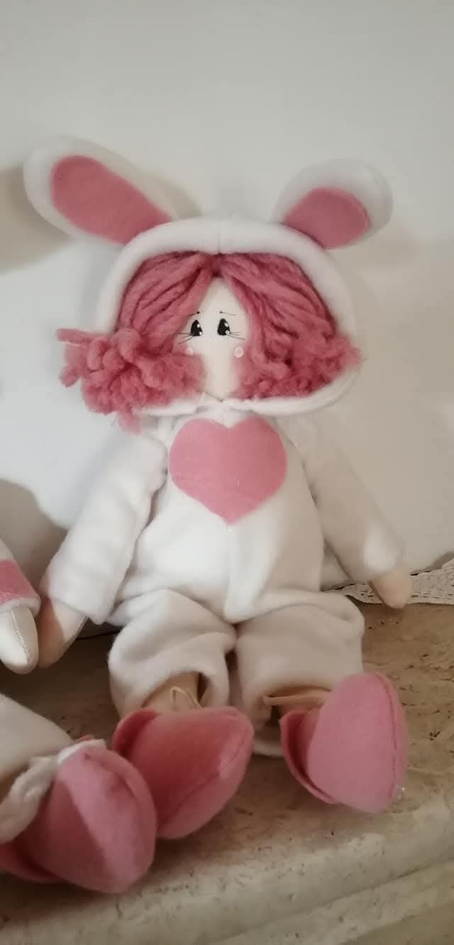 Bambola coniglio bianca e rosa