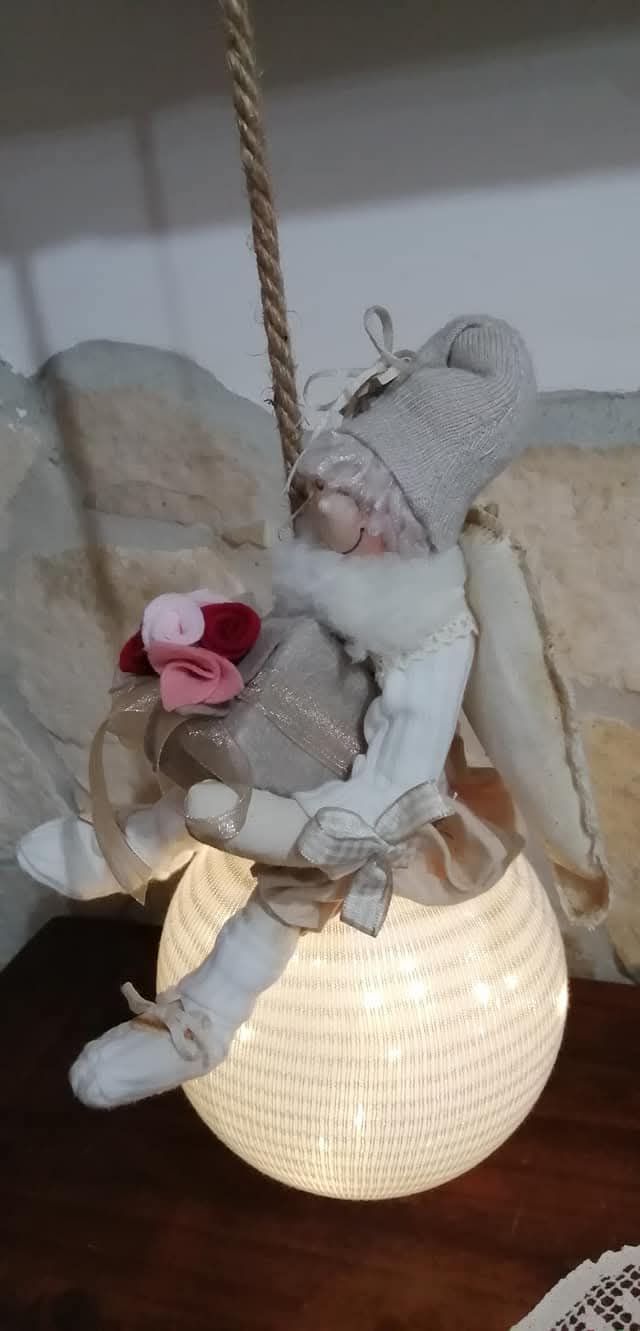 Fatina di spalle con stelle