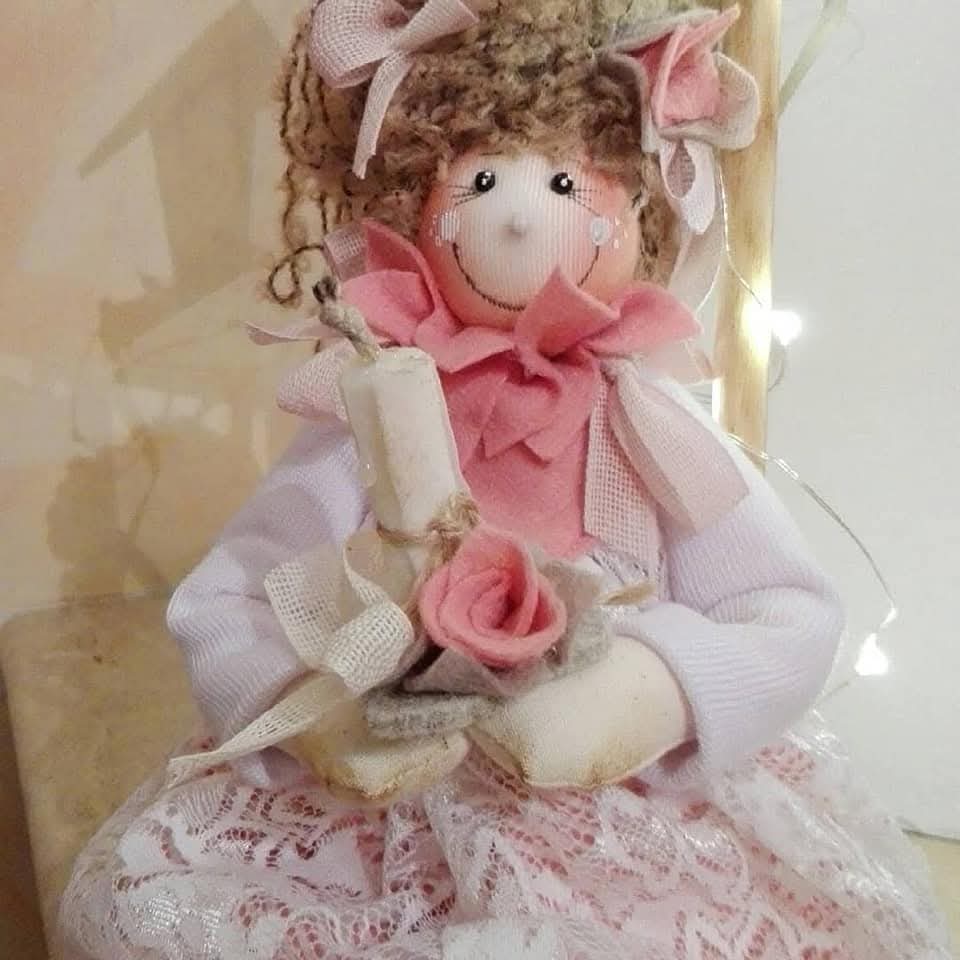 Bambola con candela rosa